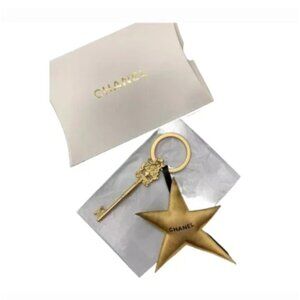 NIB CHANEL STYLISH GOLD STAR  DESIGN KEY CHARM